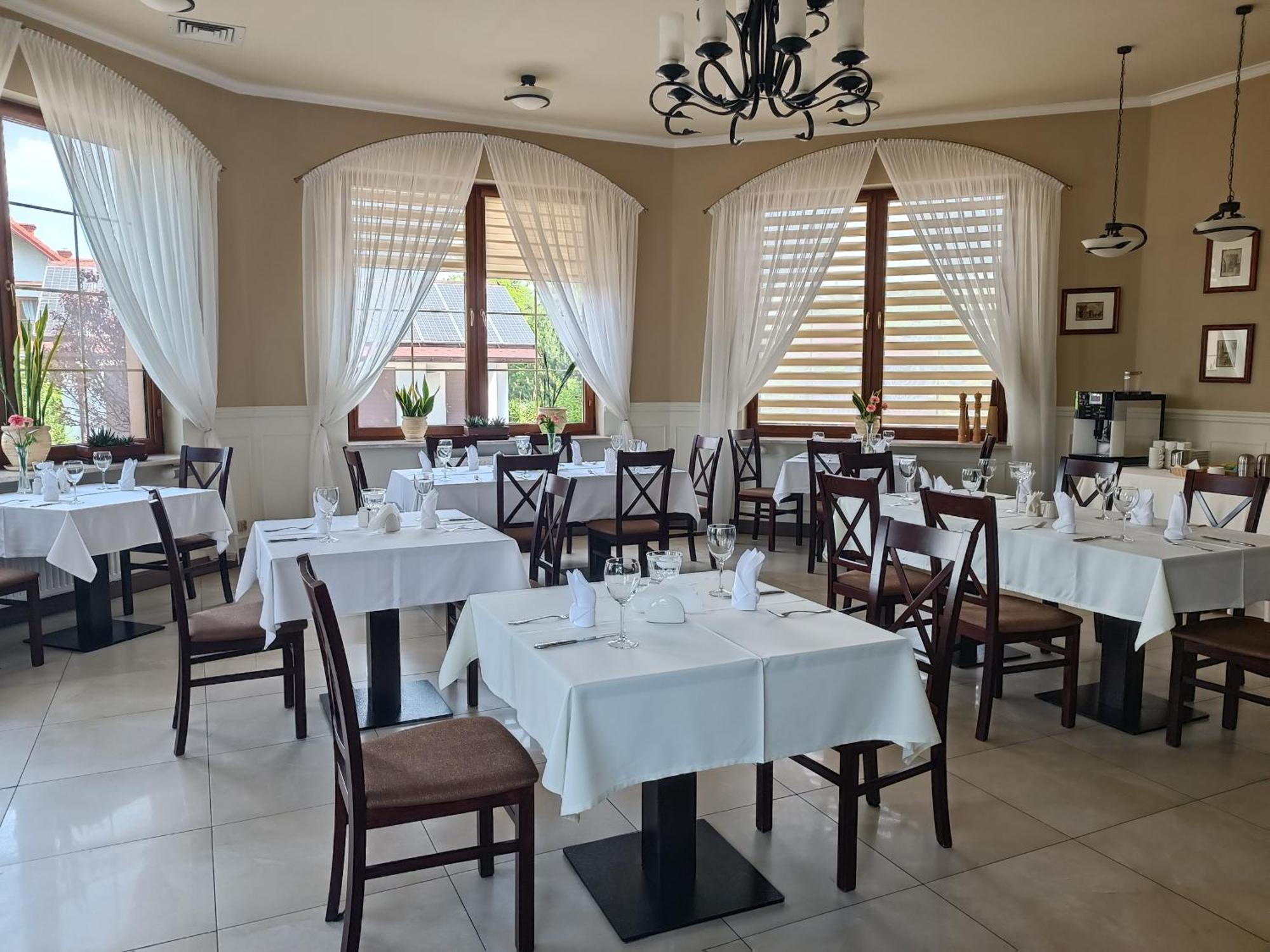 Hotel Ambasada Krobia Ngoại thất bức ảnh
